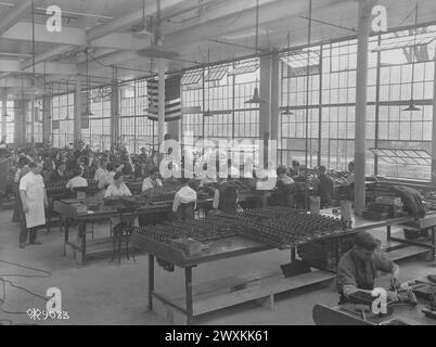 Fabriquant des pistolets Colt .45 à l'usine d'armes à feu Colt à Hartford Connecticut, on voit ici des ouvriers assembler des pistolets env. 1918 Banque D'Images