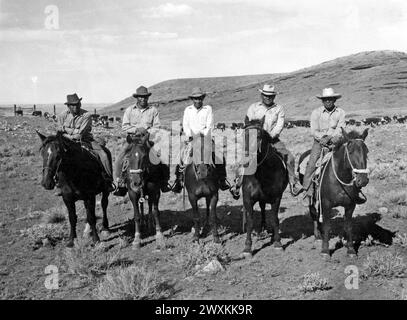 Cinq cow-boys amérindiens à cheval sur un ranch du Wyoming CA. 1930s ou 1940s. Banque D'Images