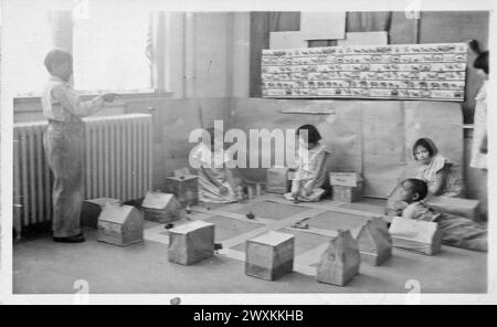 Jeunes élèves de deuxième année apprenant l'instruction civique dans une école indienne du Dakota du Sud, CA. 1926-1956 (probablement 1930s ou 1940s) Banque D'Images