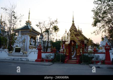 Voir paysage route de circulation de la ville de Chiangrai et Wat Ming Muang ot Ming Mueang temple pour les voyageurs thaïlandais voyage visite et respect des bles de prière Banque D'Images