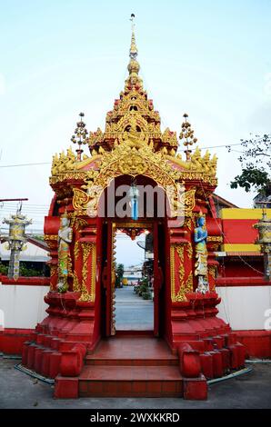 Ancienne porte d'entrée du temple antique dans le temple Wat Ming Mueang pour les voyageurs thaïlandais visite de voyage et respect prier bénissant Saint bouddha Wors Banque D'Images