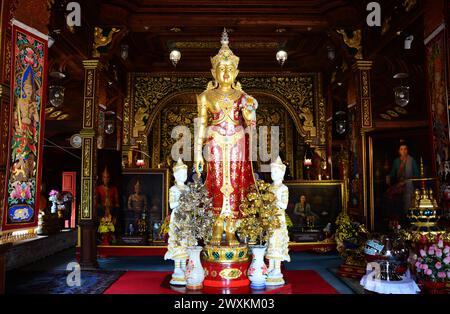 Antique Phra si Ariya Mettrai ou Metteyya statues antiques de bouddha pour les thaïlandais voyageurs voyage visite respect prier bénédiction à Wat Ming Mueang te Banque D'Images