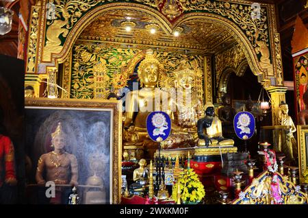 Ancien bouddha dans l'antique ubosot du temple Wat Ming Mueang pour les thaïlandais voyageur visite respect prier bénédiction souhait mythe Saint mystique à Chiangra Banque D'Images