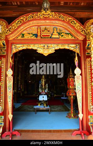 Antique Phra si Ariya Mettrai ou Metteyya statues antiques de bouddha pour les thaïlandais voyageurs voyage visite respect prier bénédiction à Wat Ming Mueang te Banque D'Images