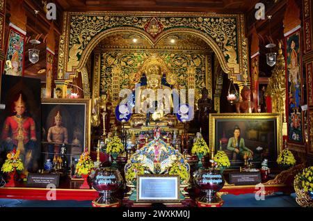 Ancien bouddha dans l'antique ubosot du temple Wat Ming Mueang pour les thaïlandais voyageur visite respect prier bénédiction souhait mythe Saint mystique à Chiangra Banque D'Images