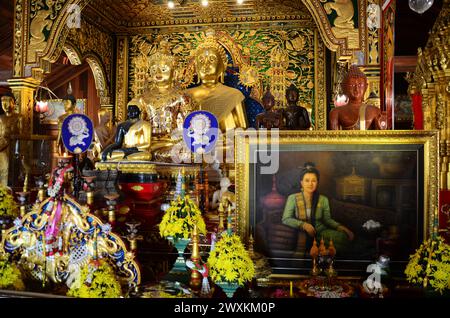 Ancien bouddha dans l'antique ubosot du temple Wat Ming Mueang pour les thaïlandais voyageur visite respect prier bénédiction souhait mythe Saint mystique à Chiangra Banque D'Images