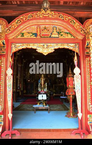 Antique Phra si Ariya Mettrai ou Metteyya statues antiques de bouddha pour les thaïlandais voyageurs voyage visite respect prier bénédiction à Wat Ming Mueang te Banque D'Images