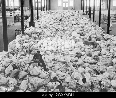 Petites portions du courrier de Noël qui est trié au quai 86, North River, New York City, pour les forces expéditionnaires américaines CA. Novembre 1918 Banque D'Images