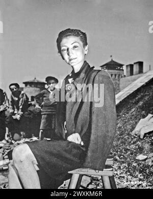 Nador Livia, à l'époque pré-nazie, était une belle, talentueuse et célèbre actrice sur la scène de Budapest. Elle a été faite prisonnière, finalement à Gusen où elle est photographiée CA. 12 mai 1945 Banque D'Images