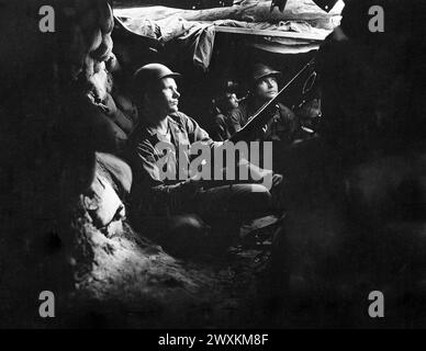 Les fantassins du 27th Infantry Regiment, près de Heartbreak Ridge, profitent de la couverture et de la dissimulation dans les positions de tunnel, à 40 mètres des communistes CA. Août 1952 Banque D'Images