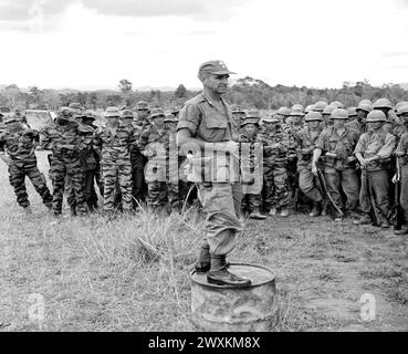 Guerre du Vietnam : le brigadier-général Willard Pearson de la 101st Airborne Brigade informe les troupes sur la prochaine opération 'Eagle Bait' CA. 1966 Banque D'Images