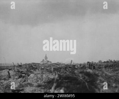 Les Allemands bombardent le village de Rambucourt, les obus tombent sur l'église. Rambucourt, Meuse, France CA. Avril 1918 Banque D'Images