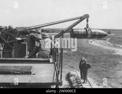 Une petite grue balançant un obus de 400 mm d'un wagon de munitions sur un bac de chargement au nord de Mailly, France CA. 1918 Banque D'Images