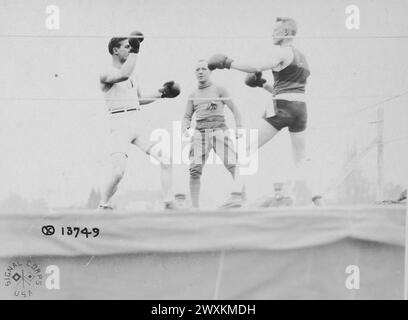 George Carpenter, champion de France de boxe poids lourds, battant avec un soldat américain lors d'une rencontre sportive du YMCA en tous points Aignan, France CA. 1918 Banque D'Images