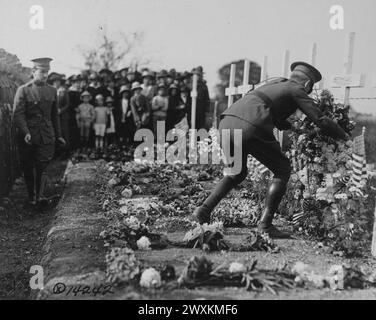 Un officier américain décorant la tombe d'un aviateur le jour du souvenir au cimetière américain de Tours France CA. Mai 1918 Banque D'Images