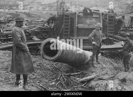 Avance américaine sur le Cambrai - parfait Quentin front ; au lieu de laisser le canon Big Bertha tomber entre les mains des Américains, les Allemands en retraite dynamisèrent leur canon CA. 1917-1918 Banque D'Images