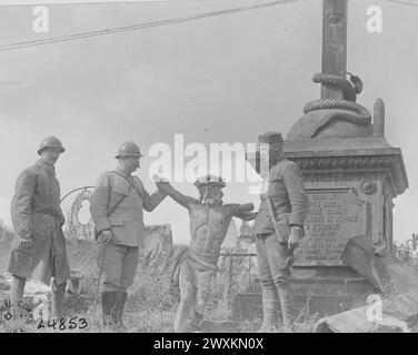 Les soldats tiennent une statue de Jésus-Christ qui avait été abattu et partiellement détruit ; près d'Esnes France CA. 1918 Banque D'Images