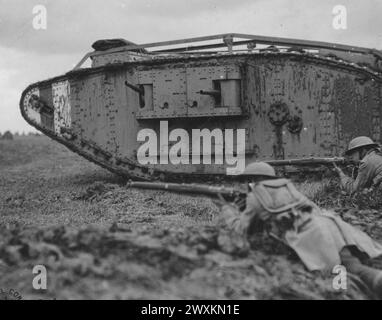 Soldats de la compagnie 'B'107th Regiment Infantry, 27th Division, en entraînement avec des chars britanniques ; Beauquesne France CA. Septembre 1918 Banque D'Images