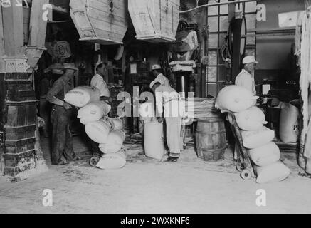 Pillsbury Flour Mills, Minneapolis, MN - Département d'emballage - les travailleurs mettent la farine dans des emballages et des sacs de jute env. 1917 Banque D'Images