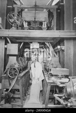 Un travailleur de l'usine Pillsbury Flour Mills à Minneapolis, MN CA. 1917 Banque D'Images