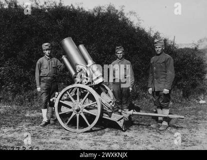 Soldats avec un lourd mortier de tranchée allemand capturé, modèle 1916 CA. Mai 1918 Banque D'Images