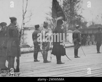 Garde américaine et porteurs de couleur russes dans Archange Russia CA. 1918 Banque D'Images