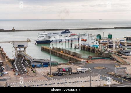 Douvres, Kent, Angleterre, Royaume-Uni - 19 mars 2023 : vue sur le port de Douvres avec un ferry arrivant Banque D'Images