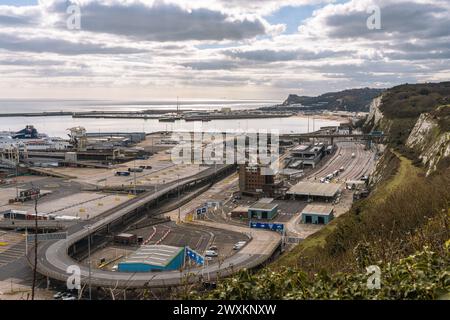 Douvres, Kent, Angleterre, Royaume-Uni - 19 mars 2023 : vue sur le port de Douvres avec peu d'activité dans la zone des arrivées Banque D'Images