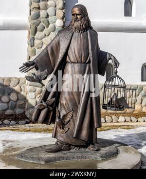 Région de Kalouga, Russie - mars 2019 : Monument à Léonard de Vinci - artiste et scientifique italien, inventeur, écrivain, musicien. Parc ethnographique Ethnom Banque D'Images