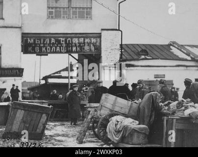 Acheteurs sur un marché à Archange Russia CA. 1918 Banque D'Images