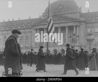 Foules devant le palais du roi Albert de Belgique le jour de son retour après l'occupation allemande CA. Novembre 1918 Banque D'Images