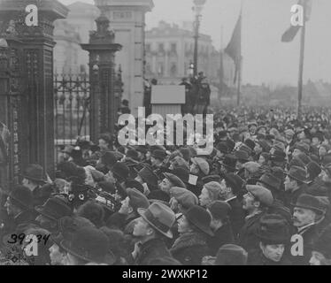 Foule à l'extérieur de l'enceinte du palais à Bruxelles Belgique lorsque le roi et la reine sont retournés au palais pour la première fois depuis l'occupation allemande de Bruxelles CA. 1918 Banque D'Images