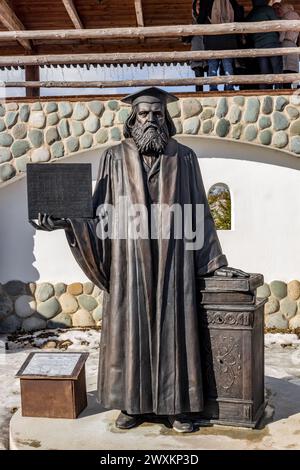 Région de Kalouga, Russie - mars 2019 : monument au scientifique russe, chimiste, physicien Dmitri Mendeleev. Parc ethnographique Ethnomir Banque D'Images