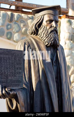 Région de Kalouga, Russie - mars 2019 : monument au scientifique russe, chimiste, physicien Dmitri Mendeleev. Parc ethnographique Ethnomir Banque D'Images