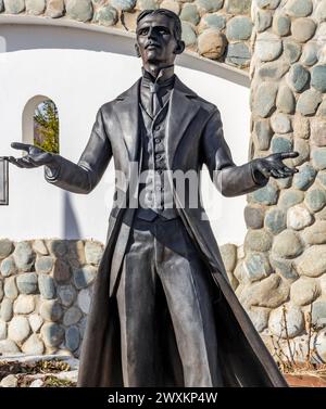 Région de Kalouga, Russie - mars 2019 : Monument à l'inventeur et scientifique Nikola Tesla. Parc ethnographique Ethnomir Banque D'Images