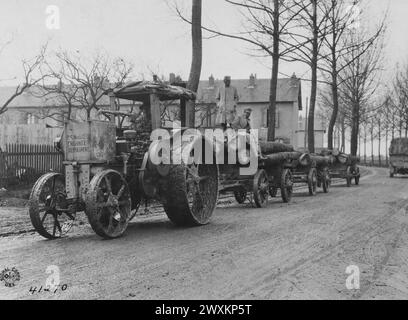 Tracteur tirant des remorques chargées de grumes sur le chemin d'une scierie Activités forestières des 20e ingénieurs à Gironcourt sur Vraine, Vosges, France CA. 1918 Banque D'Images