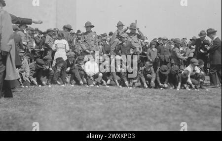 Garçons en attente de signal pour commencer la course dans le concours de roulage d'oeufs de Pâques CA. Avril 1919 Banque D'Images