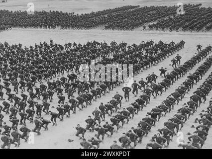 28e division, Camp Hancock, Augusta, Géorgie. 10 000 fantassins passant par la mise en place d'exercices en cadence. Instructeur avec énorme mégaphone dirige les exercices CA. 1918 Banque D'Images