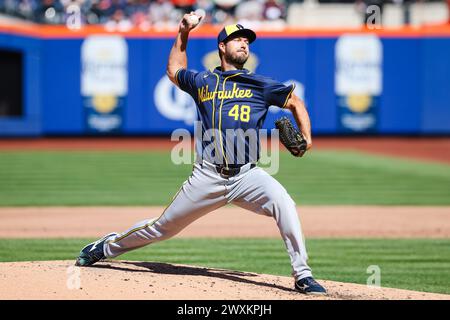 Mars 31 2024 ; New York City, New York, le lanceur Colin Rea (48 ans) des Milwaukee Brewers lance la balle à l'adversaire des mets de New York en troisième manche au Citi Field. (Ariel Fox/image du sport) Banque D'Images