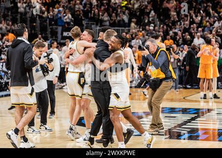 Detroit, États-Unis. 31 mars 2024. Les Purdue Boilermakers célèbrent leur victoire contre les volontaires du Tennessee dans la manche Elite huit du tournoi de basket-ball masculin de la NCAA à Little Caesars Arena. Score final : Purdue 72-66 Tennessee. Crédit : SOPA images Limited/Alamy Live News Banque D'Images