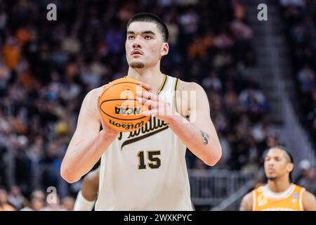 Detroit, États-Unis. 31 mars 2024. Zach Edey de Purdue Boilermakers en action contre les volontaires du Tennessee lors de la manche Elite huit du tournoi de basket-ball masculin de la NCAA à Little Caesars Arena. Score final : Purdue 72-66 Tennessee. Crédit : SOPA images Limited/Alamy Live News Banque D'Images