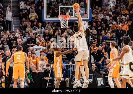 Detroit, États-Unis. 31 mars 2024. Zach Edey des Purdue Boilermakers en action contre les volontaires du Tennessee lors de la manche Elite huit du tournoi de basket-ball masculin de la NCAA à Little Caesars Arena. Score final : Purdue 72-66 Tennessee. Crédit : SOPA images Limited/Alamy Live News Banque D'Images