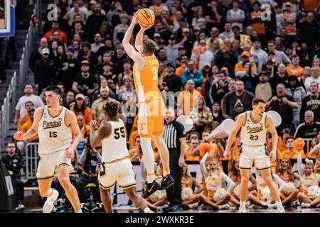 Detroit, États-Unis. 31 mars 2024. Dalton Knecht, du Tennessee, se porte volontaire contre les Purdue Boilermakers lors de la manche Elite huit du tournoi de basket-ball masculin de la NCAA à Little Caesars Arena. Score final : Purdue 72-66 Tennessee. (Photo de Nicholas Muller/SOPA images/SIPA USA) crédit : SIPA USA/Alamy Live News Banque D'Images