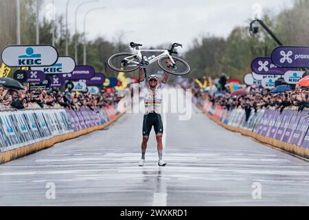 Oudenaarde, Belgique. 01st Apr, 2024. Photo par Zac Williams/SWpix.com - 31/03/2024 - cyclisme - ronde Van Vlaanderen 2024 - Champion du monde sur route et portant le maillot Arc-en-ciel, Mathieu Van Der Poel, Alpecin Deceuninck, remporte la ronde Van Vlaanderen 2024. Crédit : SWpix/Alamy Live News Banque D'Images