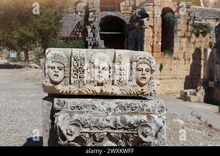 Bas-relief en pierre historique avec des visages sculptés dans l'ancienne ville de Myra. Ruines de tombes taillées dans la roche dans la région de Lycie, Demre, Antalya, Türkiye Banque D'Images