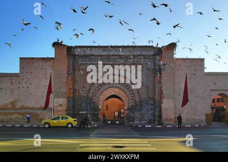 Marrakech, Maroc - 17 janvier 2019 : Bab Agnaou (arabe : باب اكناو ; berbère : Bab Agnaw ou Tawurt n Wegnaw) est l'une des dix-neuf portes de la ville. I Banque D'Images