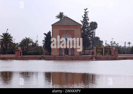 Marrakech, Maroc - 16 janvier 2018 : réflexion dans l'étang du pavillon du jardin de la Menara. Banque D'Images