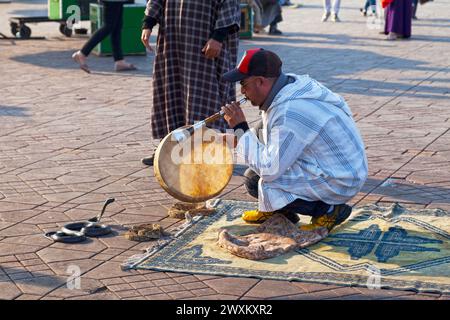 Marrakech, Maroc - janvier 28 2019 : un charmeur de serpent hypnotisant un cobra sur la place Djemaa El Fna. Banque D'Images