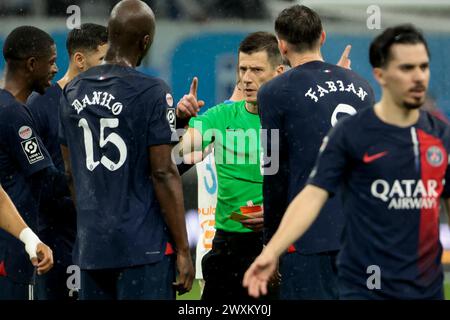 Marseille, France. 31 mars 2024. Arbitre Benoit Bastien lors du match de football de Ligue 1 entre l'Olympique de Marseille (OM) et le Paris Saint-Germain (PSG) le 31 mars 2024 au stade Vélodrome de Marseille - photo Jean Catuffe/DPPI crédit : DPPI Media/Alamy Live News Banque D'Images