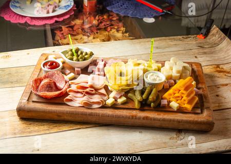 Assiette avec assortiment de viandes, fromages et haricots Banque D'Images